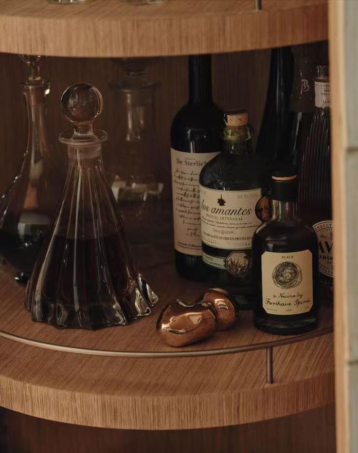 Luxury Ceramic Cylinder Wine Cabinet Design
