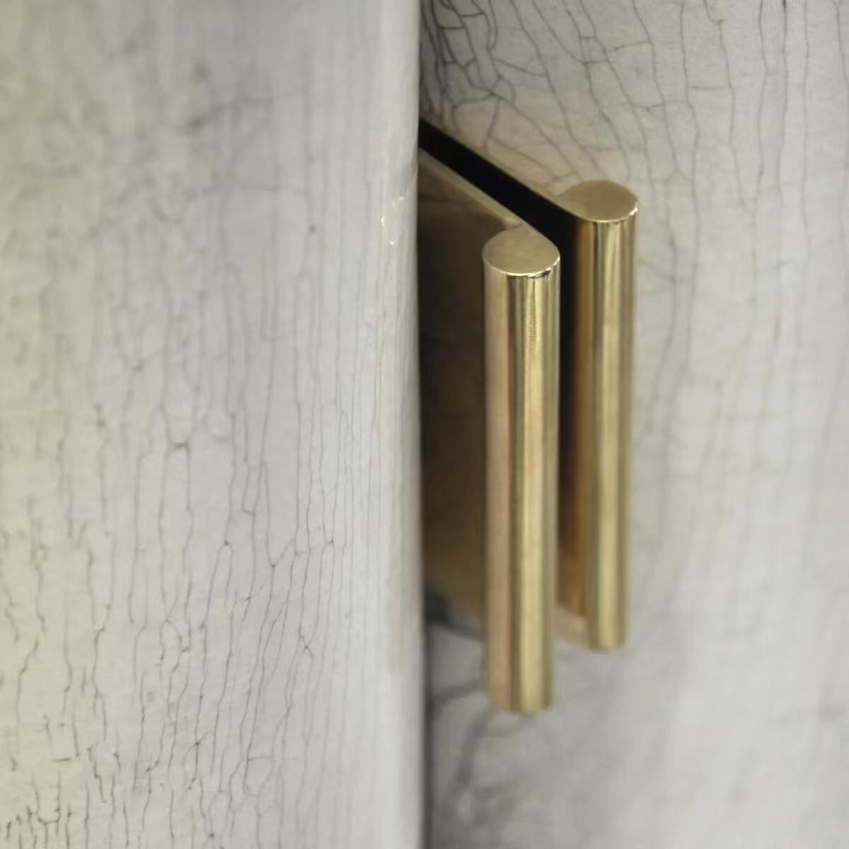 Luxury Stainless Steel Pillar Wine Cabinet with Wooden Design